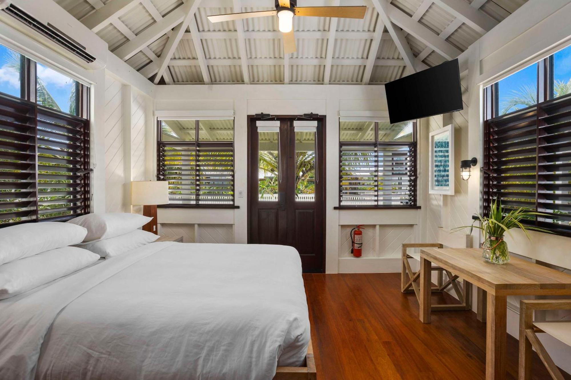 Mahogany Bay Resort And Beach Club, Curio Collection Сан Педро Екстериор снимка