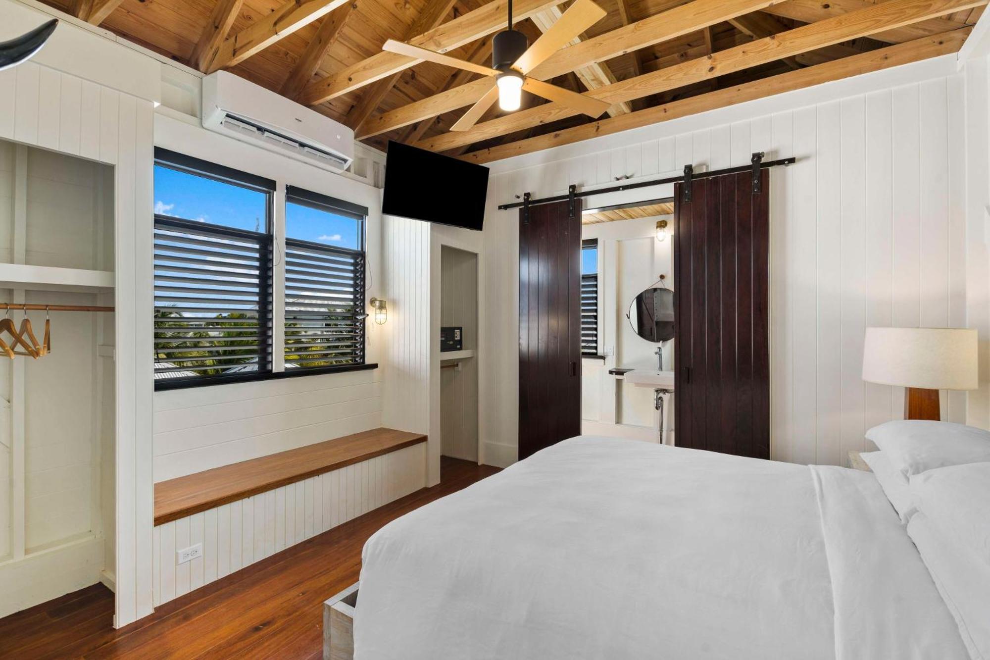 Mahogany Bay Resort And Beach Club, Curio Collection Сан Педро Екстериор снимка