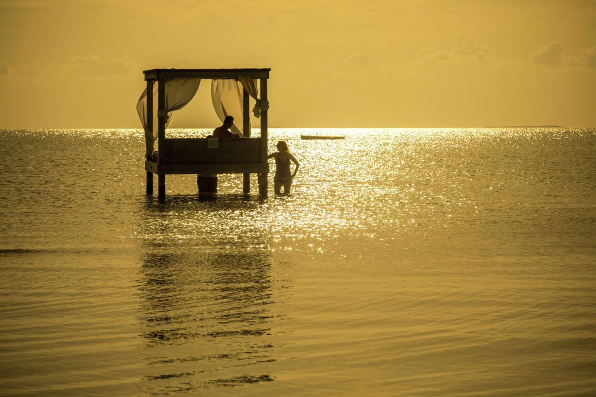 Mahogany Bay Resort And Beach Club, Curio Collection Сан Педро Екстериор снимка
