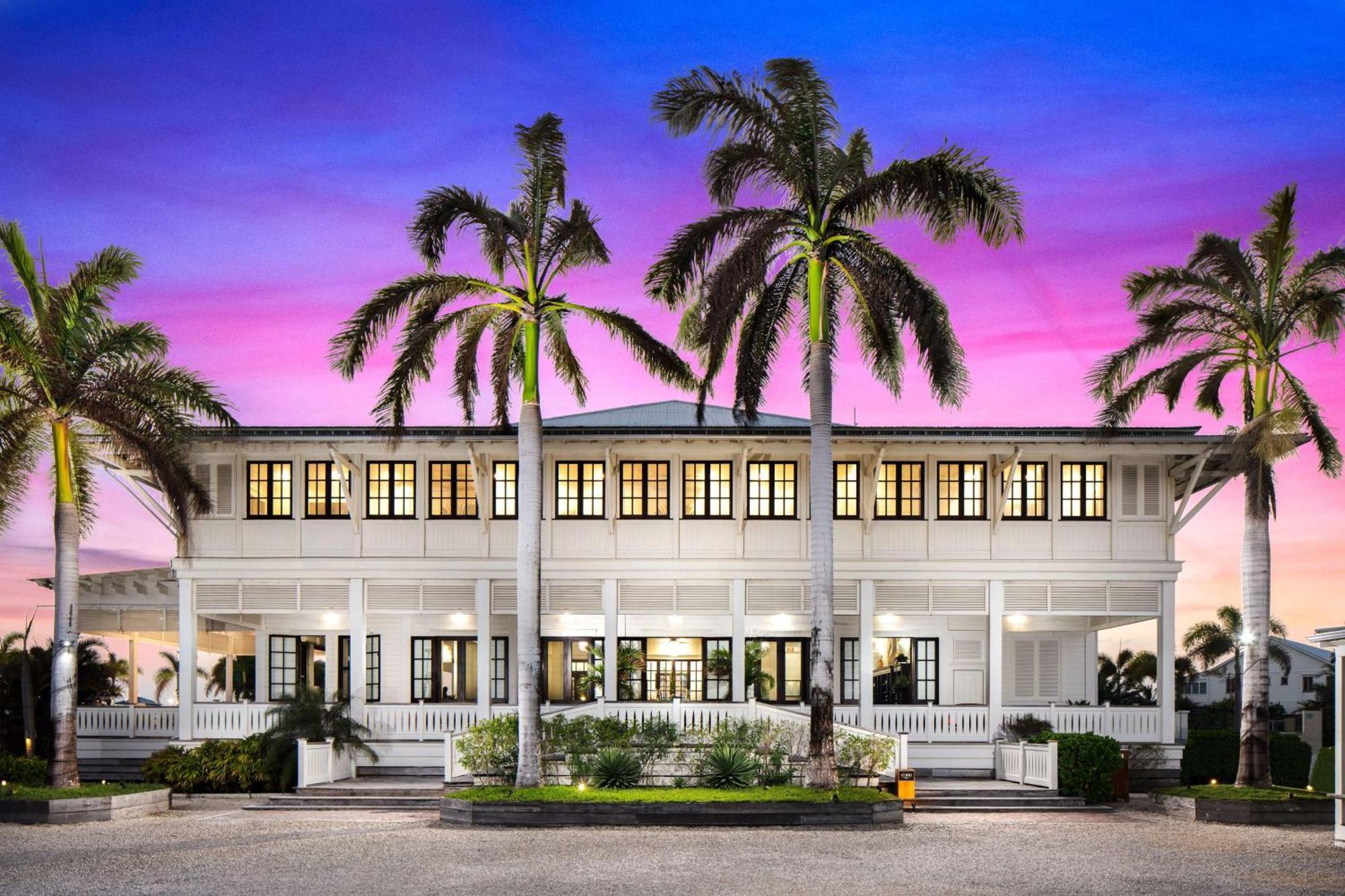 Mahogany Bay Resort And Beach Club, Curio Collection Сан Педро Екстериор снимка