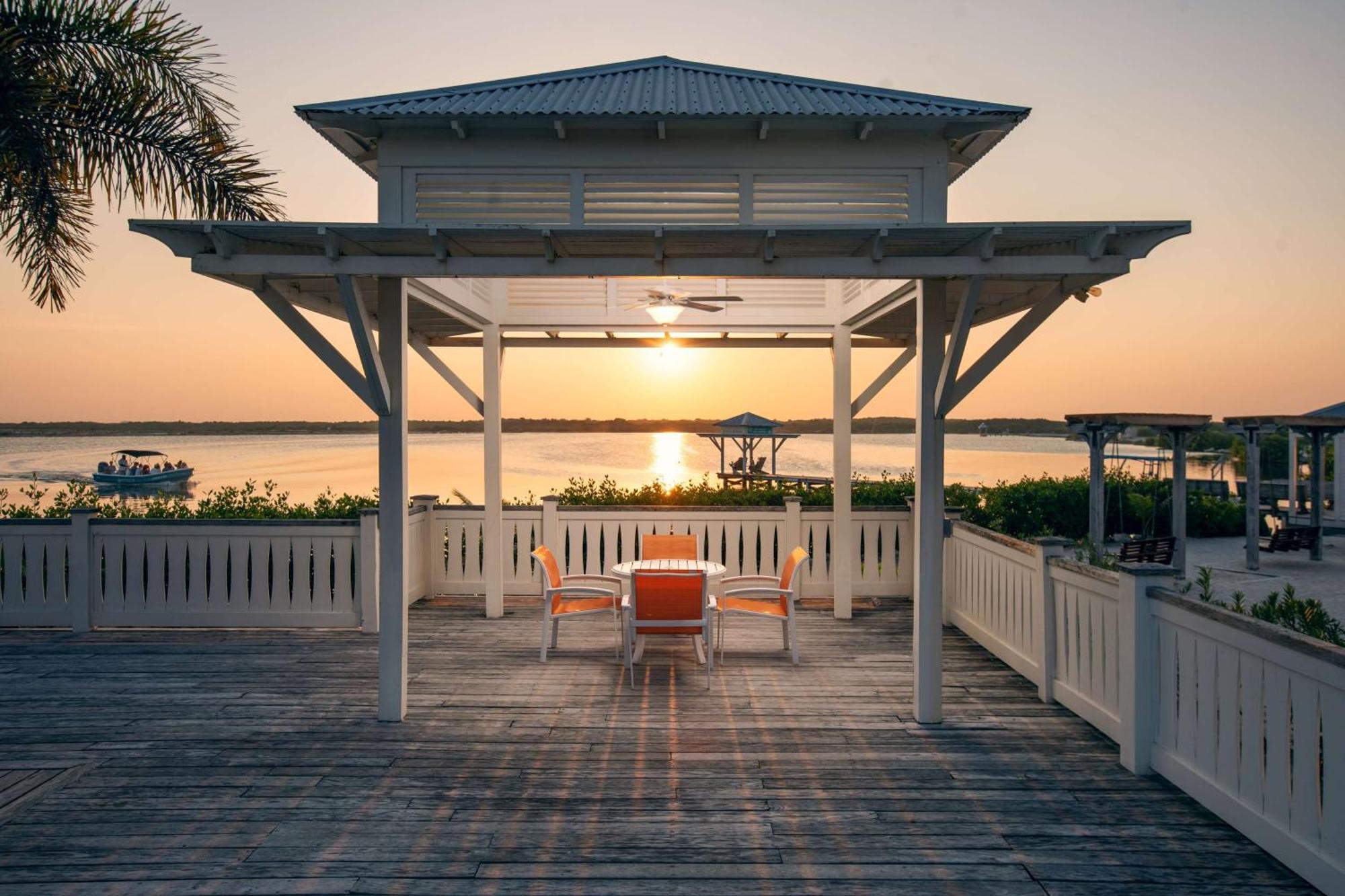 Mahogany Bay Resort And Beach Club, Curio Collection Сан Педро Екстериор снимка